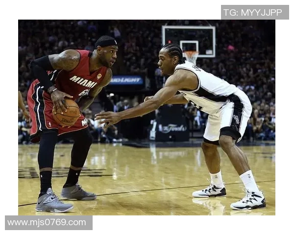 伦纳德与足球明星的首次相遇引发了怎样的热议和期待 伦纳德与足球明星的首次相遇引发了怎样的热议和期待