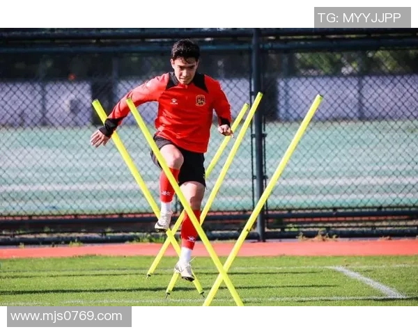 探索业余足球装的选择与搭配技巧提升你的比赛表现与舒适度 探索业余足球装的选择与搭配技巧提升你的比赛表现与舒适度