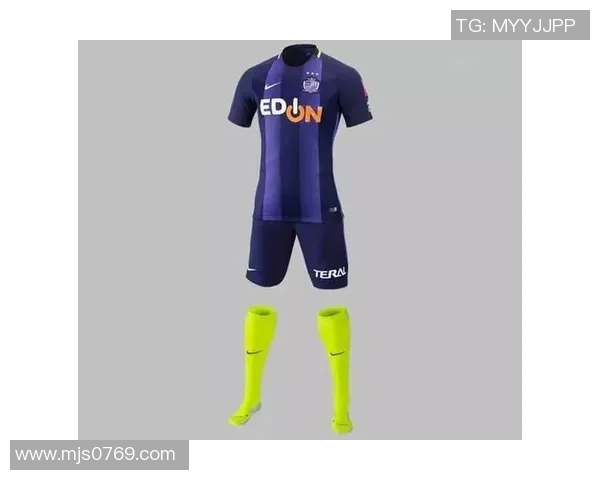 足球球衣14的魅力与风格解析让你成为场上最耀眼的明星