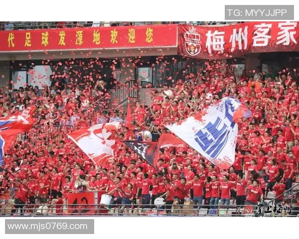 足球客家队奋勇争先展现拼搏精神助力地方足球发展与文化传承 足球客家队奋勇争先展现拼搏精神助力地方足球发展与文化传承